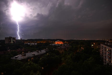 Massive Moscow Thunderstorm Injures 9