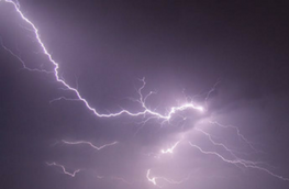 Simultaneous Storms in Canada & U.S. Bring Heavy Lightning